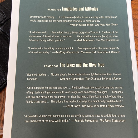 BOOK : The world is Flat by Thomas Friedman. - Picture 2 of 3